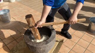 長坂小学校おやじの会　卒業祝い餅つきに参加しました！